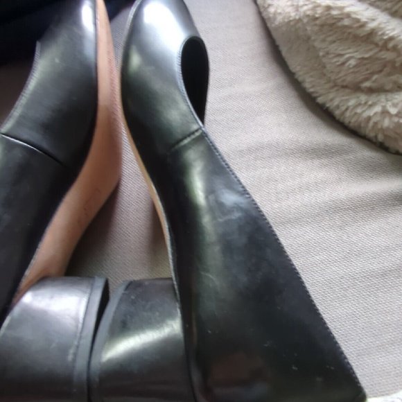 Tory Burch Elizabeth Round Toe Black 1.75" Block Heel with Ankle Details 9.5M - Picture 16 of 16